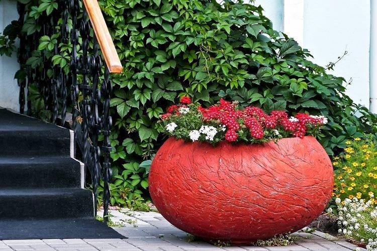 Вуличні вазони для квітів - фото Вуличні вазони для квітів - фото