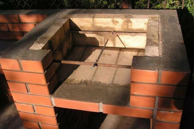 Стаціонарний мангал із цегли своїми руками