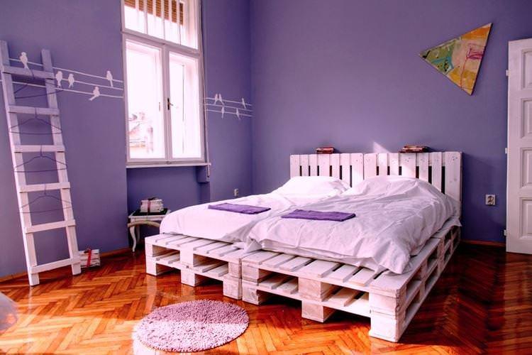 Ліжко - Меблі з піддонів своїми руками фото та ідеї Ліжко - Меблі з піддонів своїми руками фото та ідеї