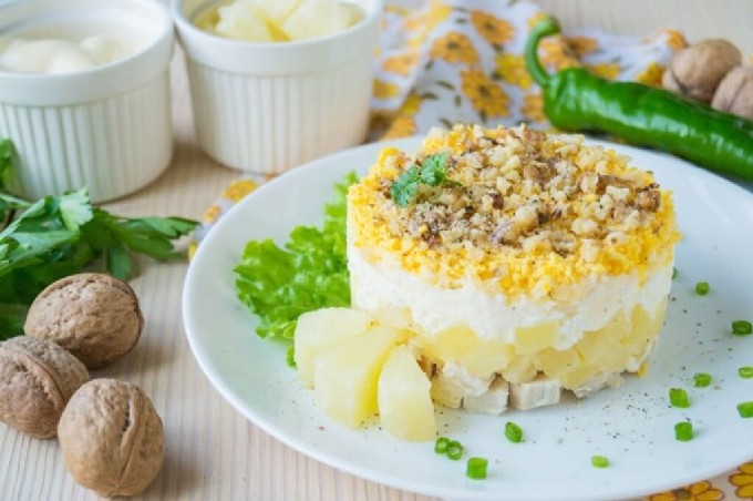 Салат з копченою куркою і ананасами &ndash; 10 смачних покрокових рецептів з фото