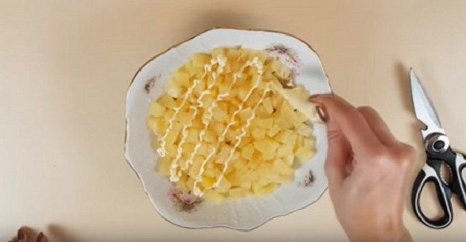 Салат з копченою куркою і ананасами &ndash; 10 смачних покрокових рецептів з фото