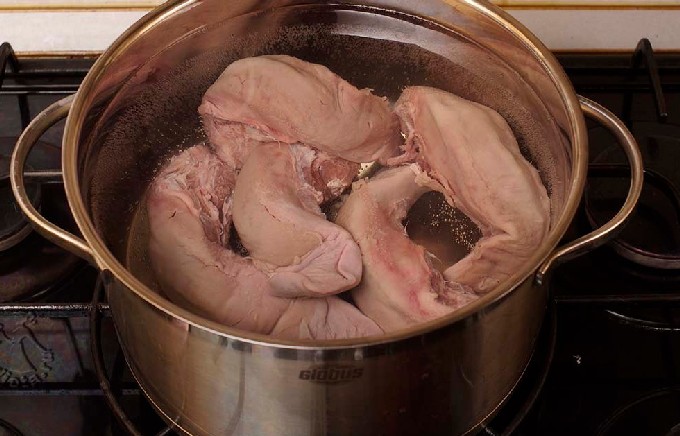 Заливне з свинячого язика – 7 простих і смачних рецептів