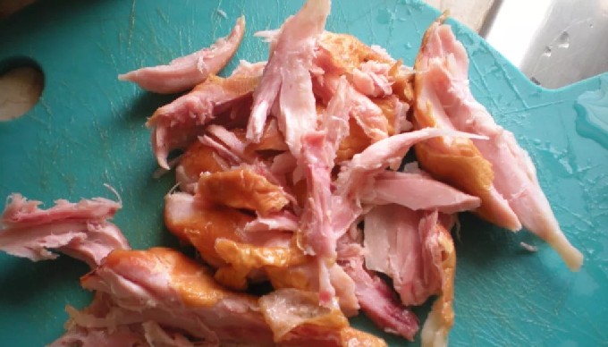 Салат з копченою куркою і ананасами &ndash; 10 смачних покрокових рецептів з фото