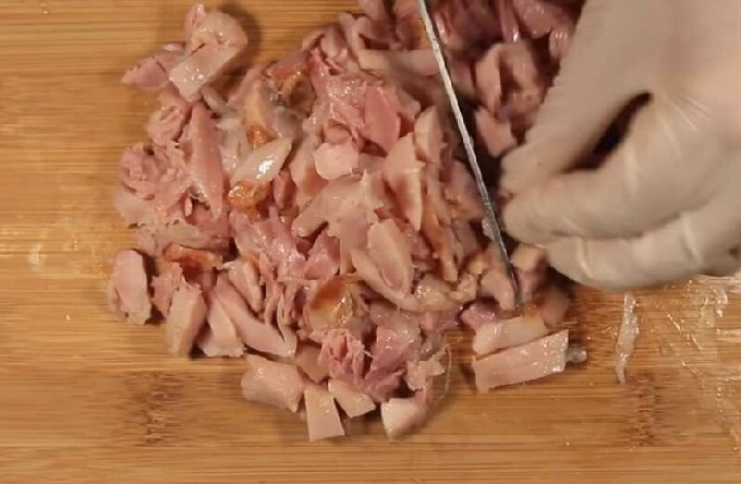 Салат з копченою куркою і ананасами &ndash; 10 смачних покрокових рецептів з фото