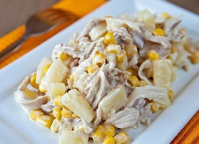 Салат з копченою куркою і ананасами &ndash; 10 смачних покрокових рецептів з фото