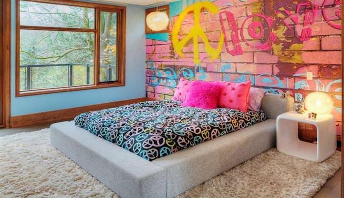 Дизайн ліжка і стіни в спальні &ndash; декор і фото ідеї