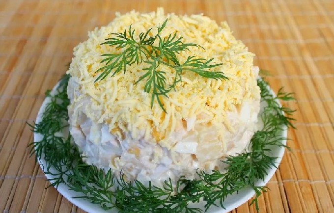Салат з копченою куркою і ананасами &ndash; 10 смачних покрокових рецептів з фото
