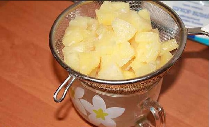 Салат з копченою куркою і ананасами &ndash; 10 смачних покрокових рецептів з фото