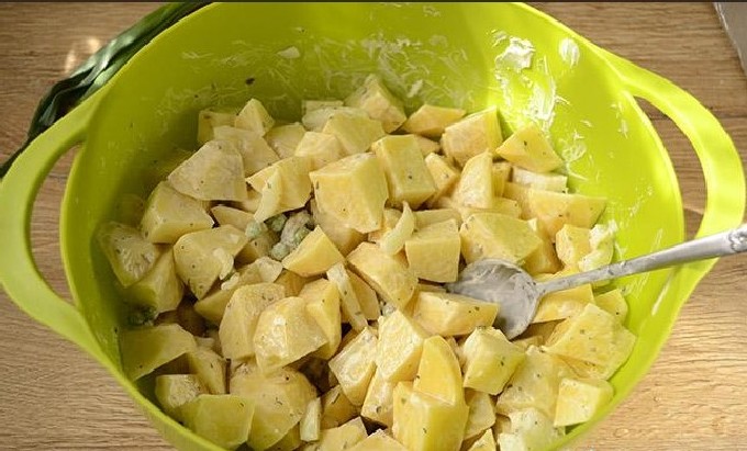 Салат з копченою куркою і ананасами &ndash; 10 смачних покрокових рецептів з фото