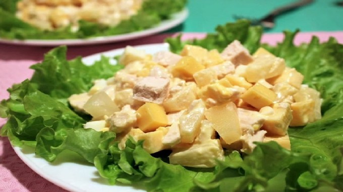 Салат з копченою куркою і ананасами &ndash; 10 смачних покрокових рецептів з фото