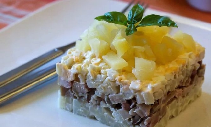 Салат з копченою куркою і ананасами &ndash; 10 смачних покрокових рецептів з фото