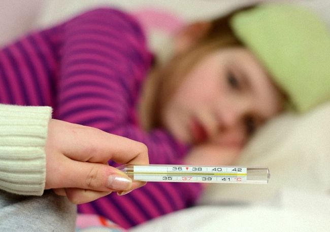 Чим лікувати укус мошки на нозі: як зняти набряк та почервоніння